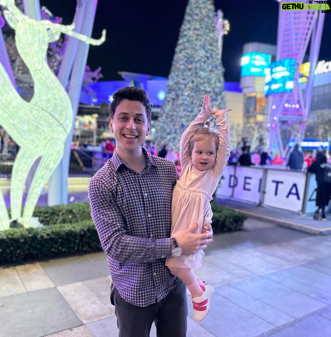 David Henrie Instagram - With the fam in LA having some fun before the Emmys on Sunday! Pia’s very excited 😂 . . . . . #LA #Trip #Dad #DadLife #Emmys #LosAngeles Peacock Theater
