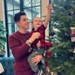 David Henrie Instagram – What are you Christmas traditions? One we do every year is ‘virtue ornaments’. The tree starts barren, and whenever the kids perform acts of virtue they’re rewarded with an ornament to put up on the tree! I want to hear your favorites below!
.
.
.
.
.
#Christmas #ChristmasTraditions #MerryChristmas #HappyHolidays #Traditions #Dad #DadLife