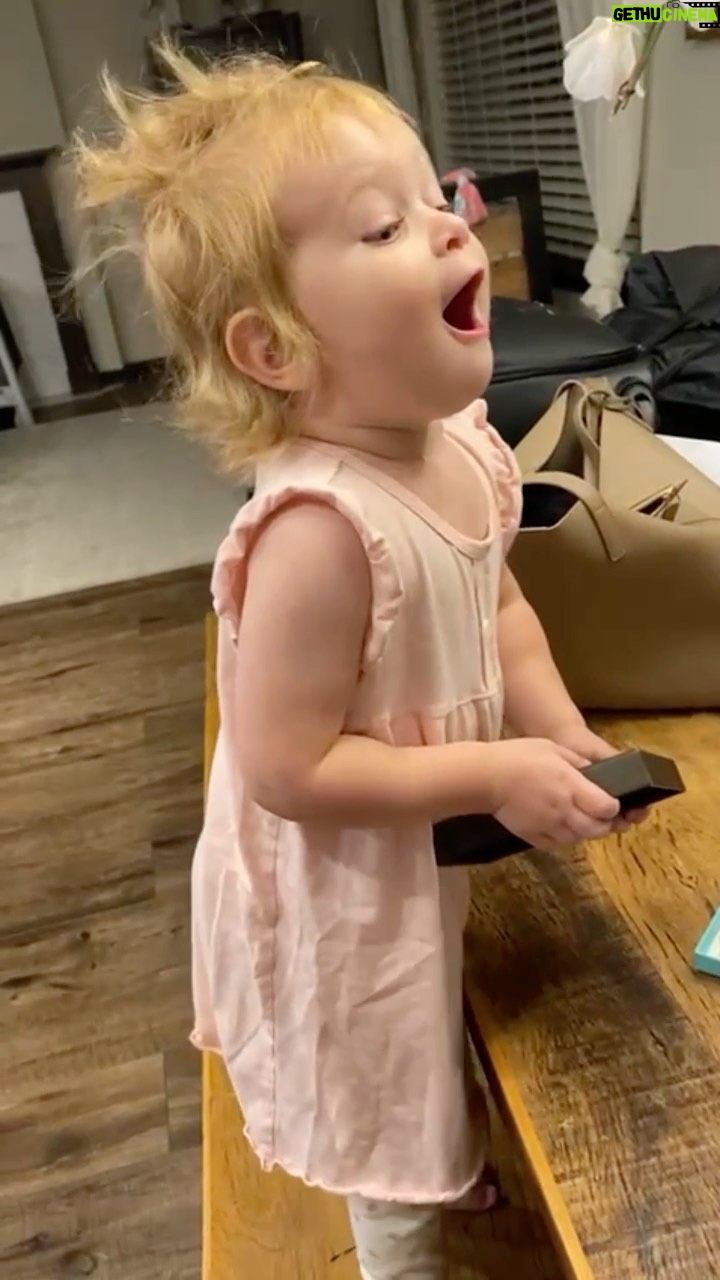 David Henrie Instagram - HER REACTION AT THE END 😂 after weeks on the road I got Pia an oil painting of an image she’s obsessed with right now. Always get your kids presents when you travel! It was always my favorite thing. My fav comment from my Tiktok was “someone’s abuela is reincarnate in your daughter 😂” haha 🇲🇽 🥰