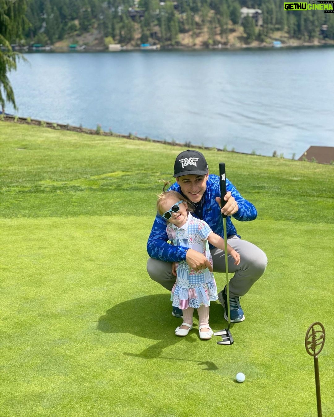 David Henrie Instagram - HAHAHA y’all pictures 3-5 is a pivotal moment in every golfers life! It’s that moment when you make great contact— just the ball goes the opposite way it’s suppose to! Breaking in my new @pxg on a daddy daughter date to get ready for some Father’s Day fun!!! #pxg #fatherhood #girldad #family #golf