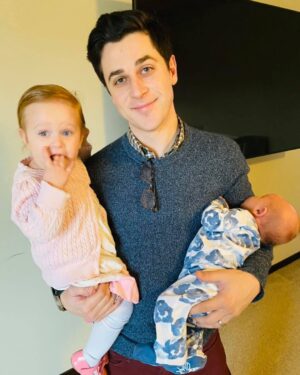 David Henrie Instagram - I’ve finally discovered what my two hands were made for. #dadmode