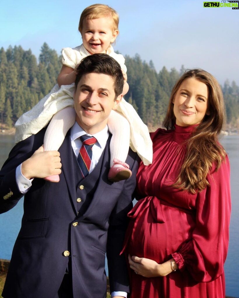 David Henrie Instagram - Merry Christmas from me, Maria, Pia and James. Incredibly grateful for you all and wish everyone a joyous holiday season. I wanna make it a little extra special as well, so I’m gonna drop my cameo price to the lowest it’s been at year ($25) from now until Christmas Eve, and I’ll get them all done before Christmas! Pics by @jack_shot