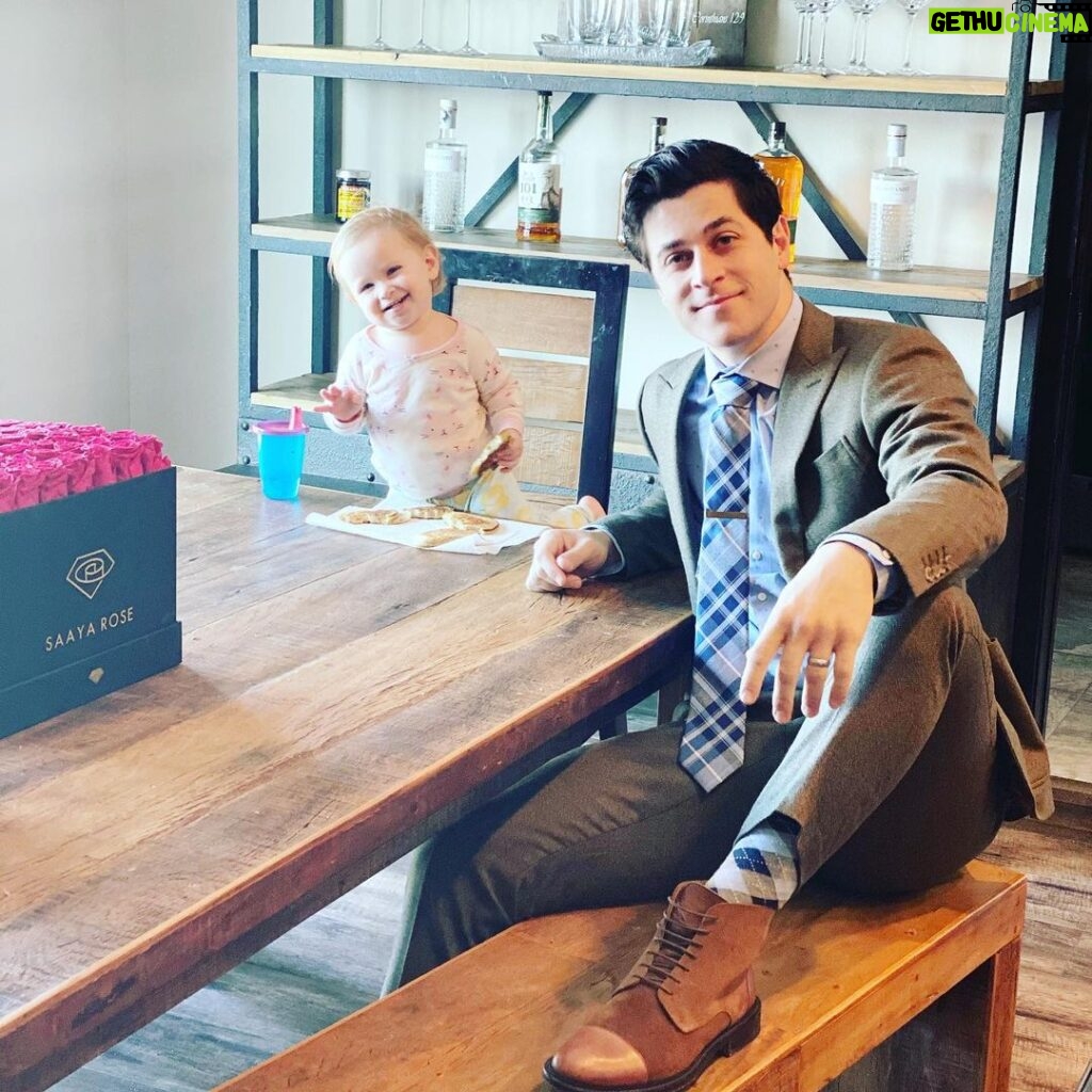 David Henrie Instagram - Happy Sunday y’all! PS Why does she work the camera better than me?!