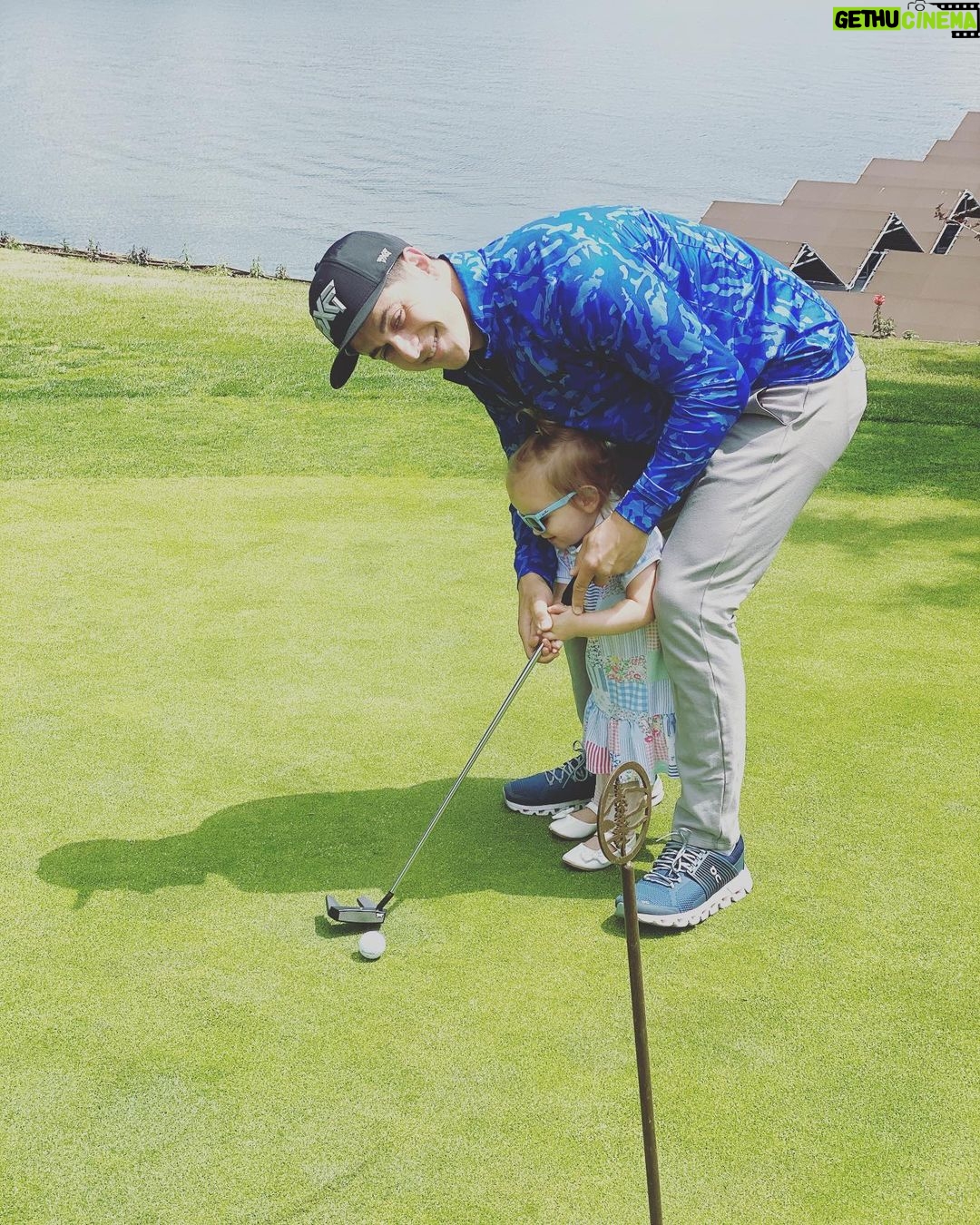 David Henrie Instagram - HAHAHA y’all pictures 3-5 is a pivotal moment in every golfers life! It’s that moment when you make great contact— just the ball goes the opposite way it’s suppose to! Breaking in my new @pxg on a daddy daughter date to get ready for some Father’s Day fun!!! #pxg #fatherhood #girldad #family #golf