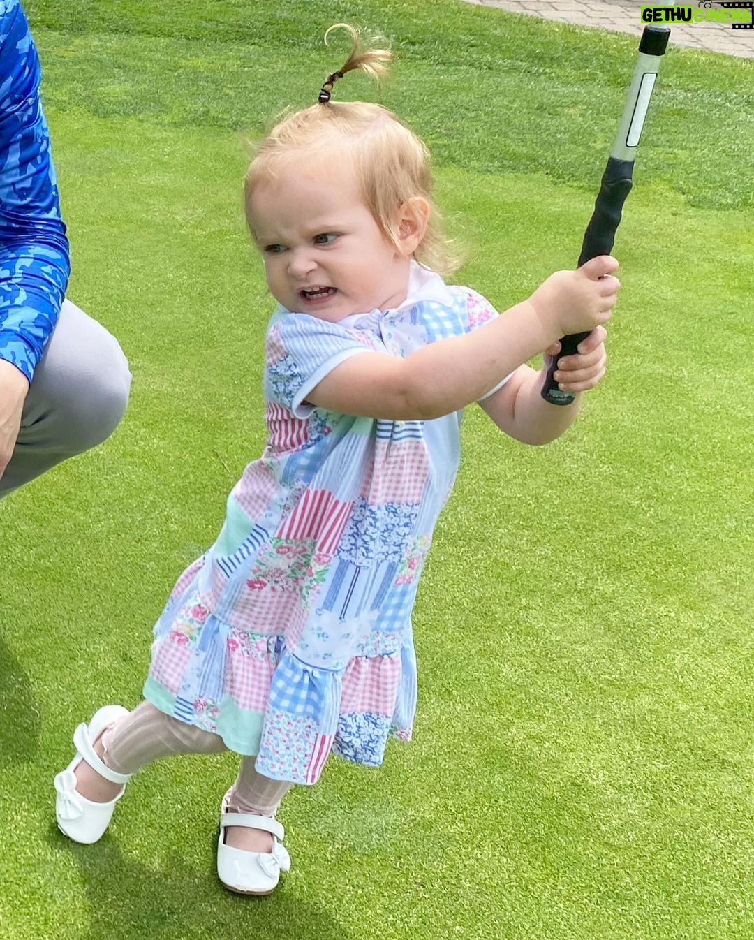David Henrie Instagram - HAHAHA y’all pictures 3-5 is a pivotal moment in every golfers life! It’s that moment when you make great contact— just the ball goes the opposite way it’s suppose to! Breaking in my new @pxg on a daddy daughter date to get ready for some Father’s Day fun!!! #pxg #fatherhood #girldad #family #golf
