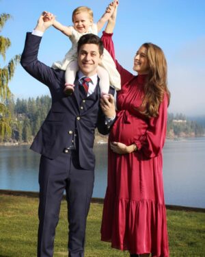 David Henrie Instagram - Merry Christmas from me, Maria, Pia and James. Incredibly grateful for you all and wish everyone a joyous holiday season. I wanna make it a little extra special as well, so I’m gonna drop my cameo price to the lowest it’s been at year ($25) from now until Christmas Eve, and I’ll get them all done before Christmas! Pics by @jack_shot