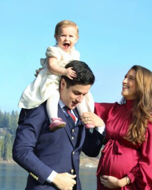 David Henrie Instagram - Merry Christmas from me, Maria, Pia and James. Incredibly grateful for you all and wish everyone a joyous holiday season. I wanna make it a little extra special as well, so I’m gonna drop my cameo price to the lowest it’s been at year ($25) from now until Christmas Eve, and I’ll get them all done before Christmas! Pics by @jack_shot
