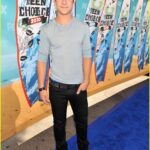 David Henrie Instagram – #TBT back in the good old days 2010 haha!!! Favorite shows from 2010?! Go!!!! Lemme hear em. Throw some music and movies in there too! Ps what was I thinking with the belt….