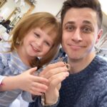 David Henrie Instagram – PIA’S FIRST HAIR CUT. I’m deceased lol. As her hair was falling on the floor I was like ‘I can’t take her hair home and save it. That’d be way too cheesy ‘dad’ of me. That’s something my dad/mom would do. No way. I’m different’. CUT TO: 10 seconds later, I have her curls as a memento and I’ll now have them forever haha. I now realize that our cheesy parents were never cheesy at all, they just loved the living daylights out of us and didn’t care about what others thought. All they cared about was me. 
.
.
.
.
.
#prouddad #cheesydad #fatherhood #dad #fatherdaughter #fun
