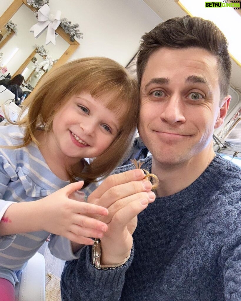David Henrie Instagram - PIA’S FIRST HAIR CUT. I’m deceased lol. As her hair was falling on the floor I was like ‘I can’t take her hair home and save it. That’d be way too cheesy ‘dad’ of me. That’s something my dad/mom would do. No way. I’m different’. CUT TO: 10 seconds later, I have her curls as a memento and I’ll now have them forever haha. I now realize that our cheesy parents were never cheesy at all, they just loved the living daylights out of us and didn’t care about what others thought. All they cared about was me. . . . . . #prouddad #cheesydad #fatherhood #dad #fatherdaughter #fun