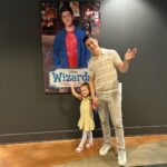 David Henrie Instagram – My baby girl getting to visit me on set is a memory I’ll never forget. She still doesn’t quite get what’s going on, but she’s proud of me 🥰

Although, she burst in to tears when she saw the wizards movie at the part where I get sucked into quick sand 😂❤️
.
.
.
.
.
#DadLife #GirlDad #Wizards #Disney #ProudDad #Actor