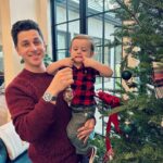 David Henrie Instagram – What are you Christmas traditions? One we do every year is ‘virtue ornaments’. The tree starts barren, and whenever the kids perform acts of virtue they’re rewarded with an ornament to put up on the tree! I want to hear your favorites below!
.
.
.
.
.
#Christmas #ChristmasTraditions #MerryChristmas #HappyHolidays #Traditions #Dad #DadLife