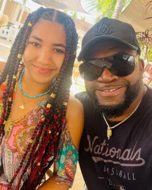 David Ortiz Instagram - 22 year to go l had the blessing of the birth of this child that today l’m very proud to be her dad, baby happy birthday daddy love you so much @official_v3da