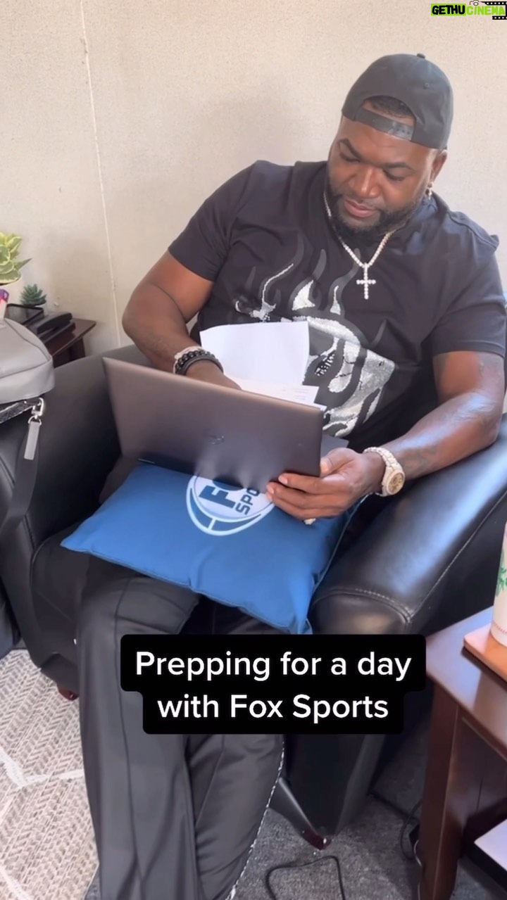 David Ortiz Instagram - A day in the life… October is a crazy month for me, I’m in the studio, I’m traveling, and working remotely has become my new normal… My Dell Latitude 9430 is the perfect laptop for me 💻 It is the world’s smallest 14” 16:10 business PC. Dell did the impossible with the design 🔥 It has a big screen but it’s small enough to travel with big Papi! @dell #delllatitude #dellinsidecircle #corporate #workfromhome #wfh #ad