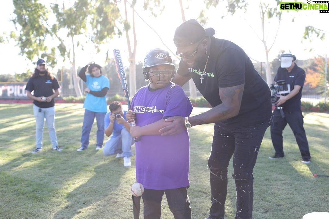David Ortiz Instagram - Yesterday I got to see all the big smiles from the boys and girls at @bgclaharbor with my friends from @loandepot who are renovating three ball fields so kids can play the game I love... It was an honor to play with these kids and let me tell you these kid can play!! The future looks bright 😎🙌🏿
