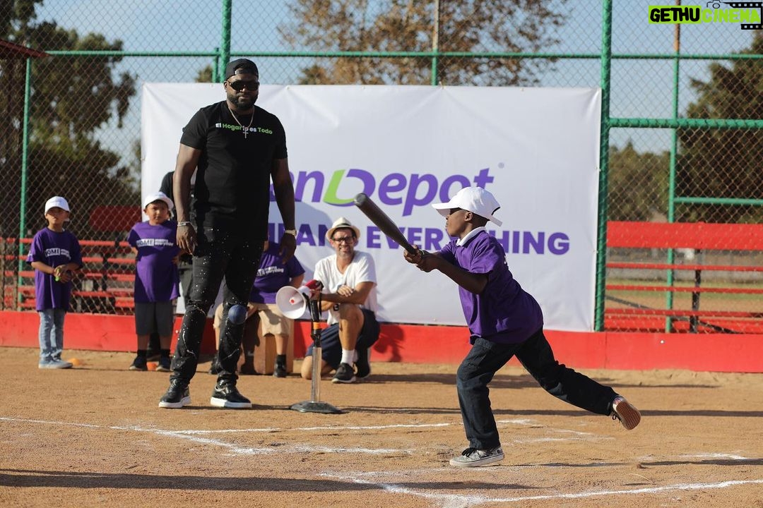David Ortiz Instagram - Yesterday I got to see all the big smiles from the boys and girls at @bgclaharbor with my friends from @loandepot who are renovating three ball fields so kids can play the game I love... It was an honor to play with these kids and let me tell you these kid can play!! The future looks bright 😎🙌🏿