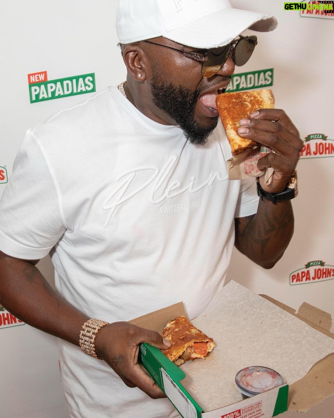 David Ortiz Instagram - Teamed up with @papajohns yesterday to keep my Papi-Dia Day party going!! Denver is full from all the Parmesan Crusted Papadias I handed out with extra, extra, extra flavor. Don’t forget to show me how you chow down on your Papadia using #PapiDia and to join Papa Rewards for fresh deals!