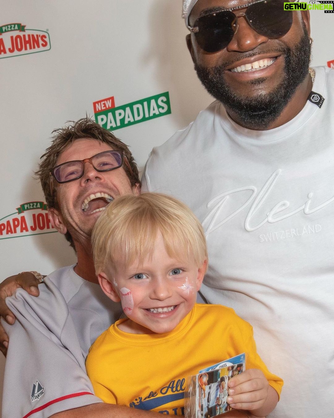 David Ortiz Instagram - Teamed up with @papajohns yesterday to keep my Papi-Dia Day party going!! Denver is full from all the Parmesan Crusted Papadias I handed out with extra, extra, extra flavor. Don’t forget to show me how you chow down on your Papadia using #PapiDia and to join Papa Rewards for fresh deals!
