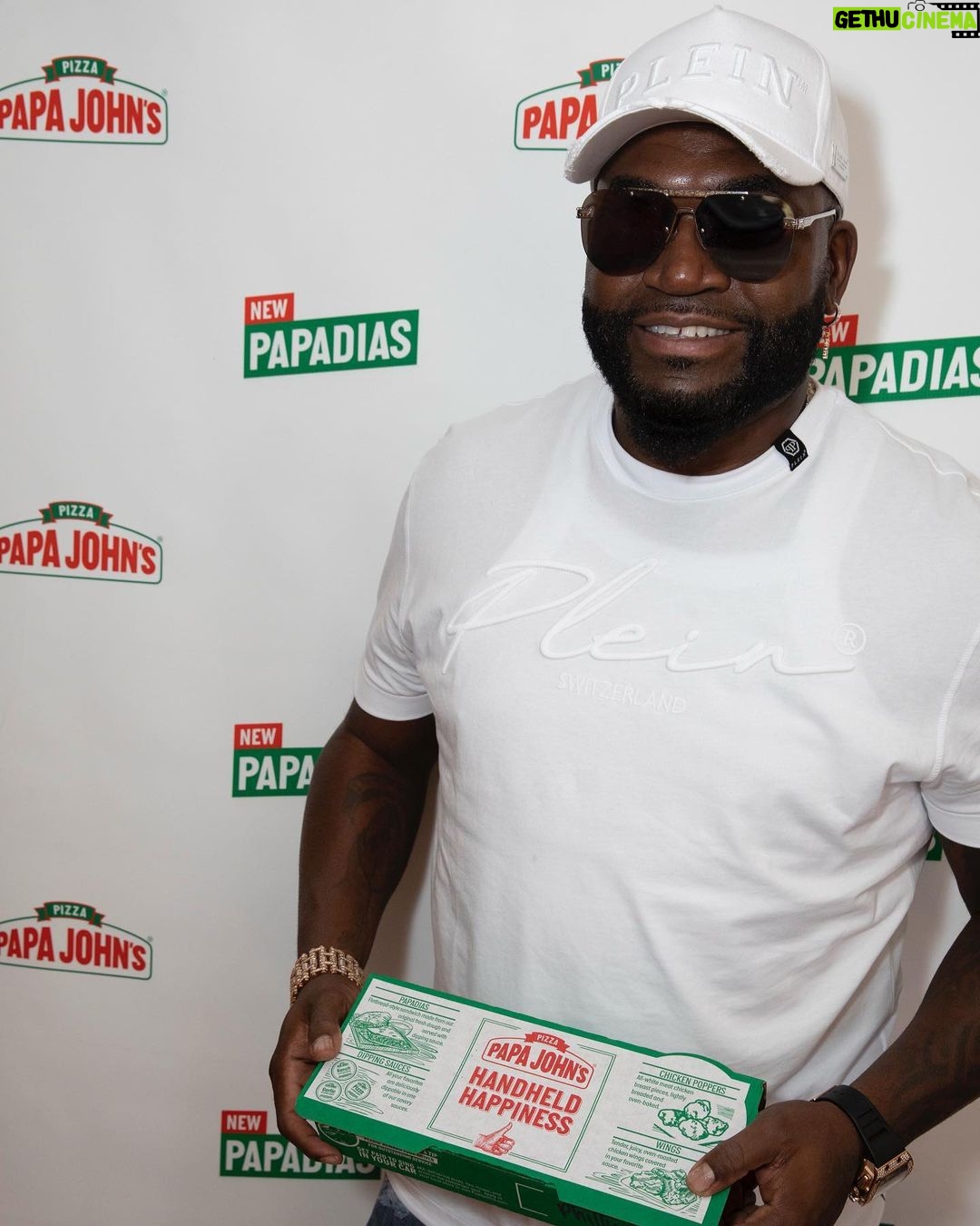 David Ortiz Instagram - Teamed up with @papajohns yesterday to keep my Papi-Dia Day party going!! Denver is full from all the Parmesan Crusted Papadias I handed out with extra, extra, extra flavor. Don’t forget to show me how you chow down on your Papadia using #PapiDia and to join Papa Rewards for fresh deals!