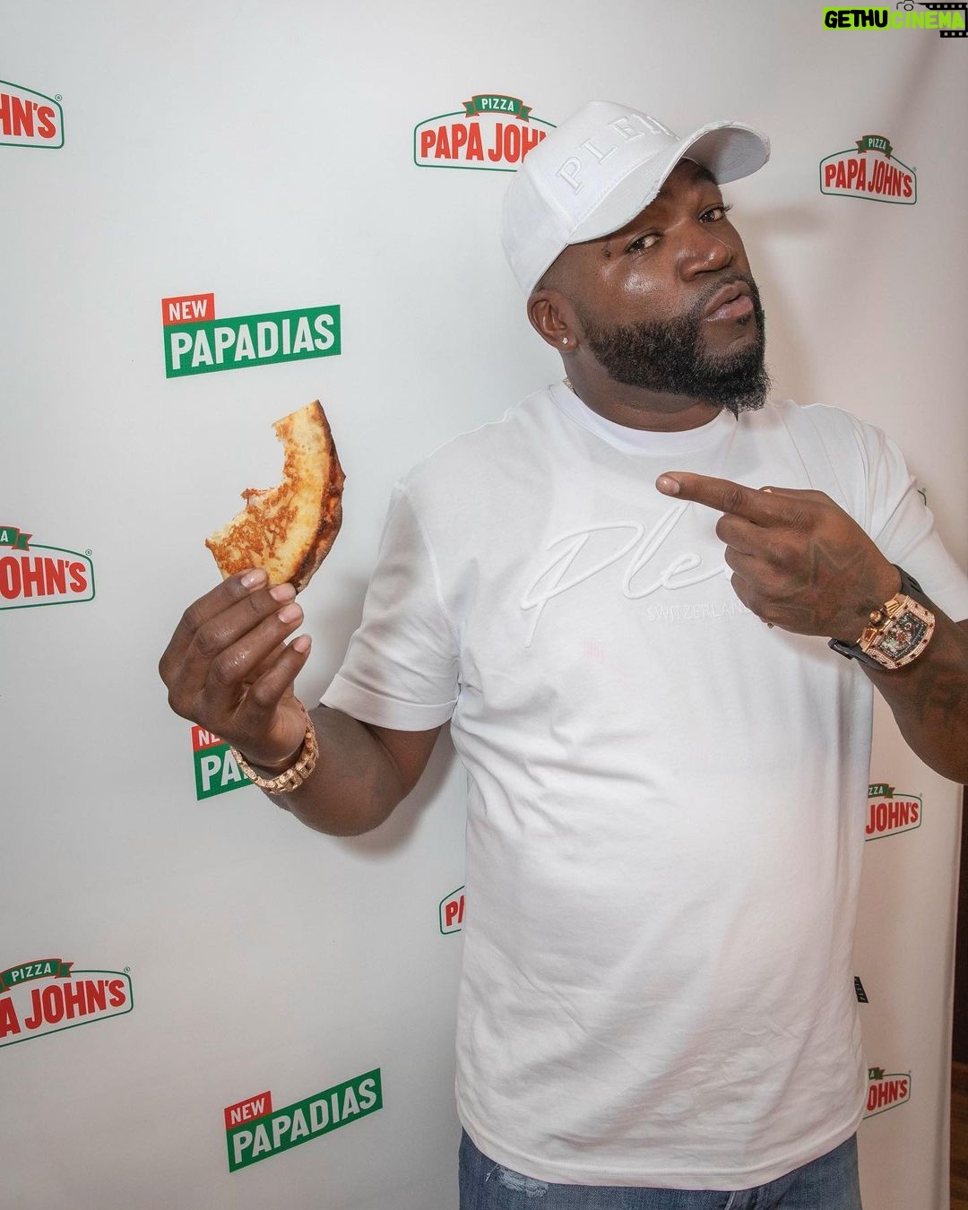 David Ortiz Instagram - Teamed up with @papajohns yesterday to keep my Papi-Dia Day party going!! Denver is full from all the Parmesan Crusted Papadias I handed out with extra, extra, extra flavor. Don’t forget to show me how you chow down on your Papadia using #PapiDia and to join Papa Rewards for fresh deals!