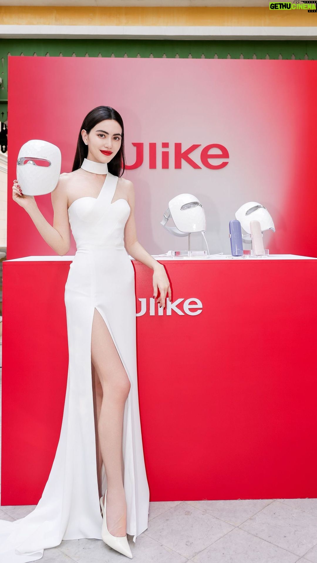Davika Hoorne Instagram - My first time to be SEA brand ambassador with @ulike.thailand 🖤 so proud #UlikeFutureBeauty #UlikeAir3 #UlikeDavika