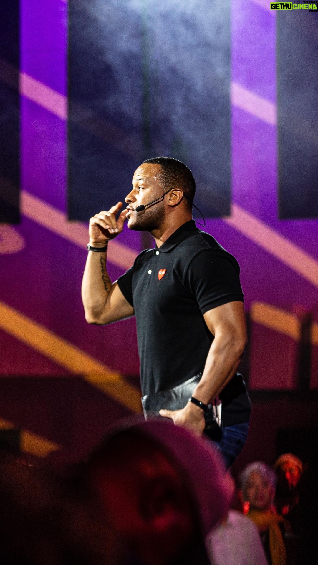 DeVon Franklin Instagram - A seed is an instrument for growth, when you have a seed mentality it means you have a growth mentality. This means you look at everything through the lens of “is this helping me grow or not?”
Share this with someone who may need a reminder and tap the link in my bio to watch the full #OneofOne: It’s Time To Grow (Part 6) Sermon!🌱💥 #WednesdayWord
