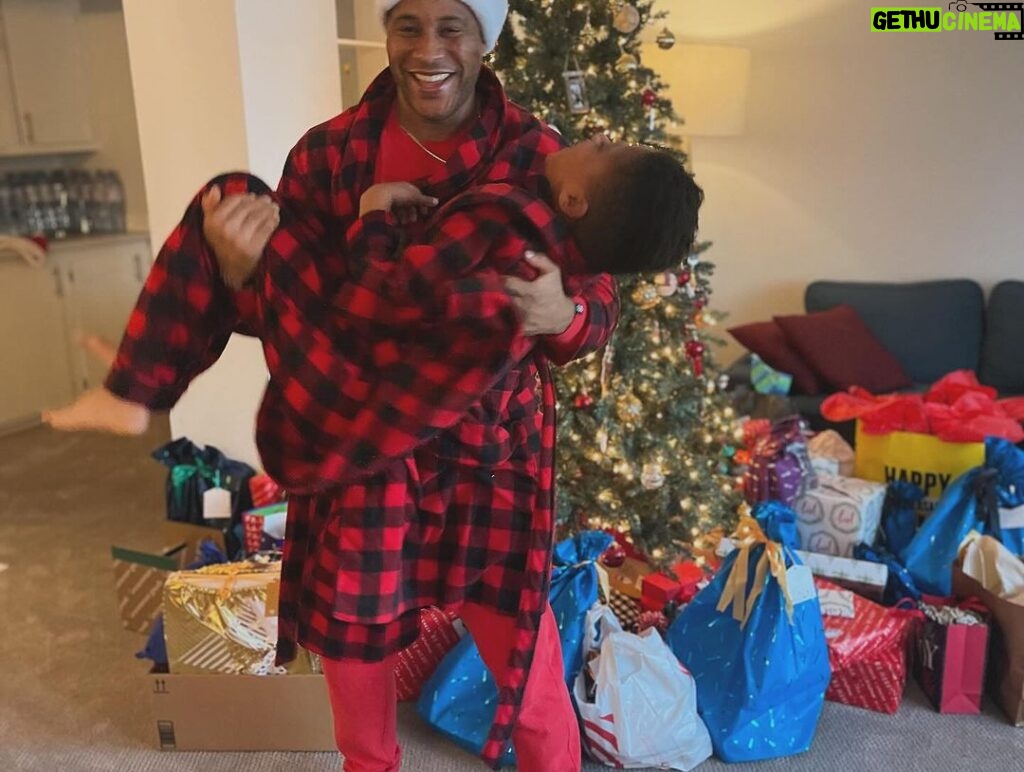 DeVon Franklin Instagram - Merry Christmas from my family to yours 🎄🎁💯I pray you had a blessed day! #christmas