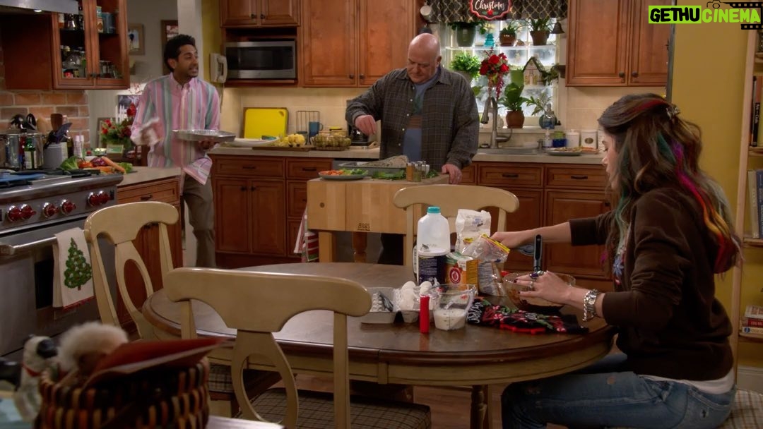 Dean Norris Instagram - Art gets a sweater for Christmas but it’s VERY expensive. Tonite’s @usofalcbs