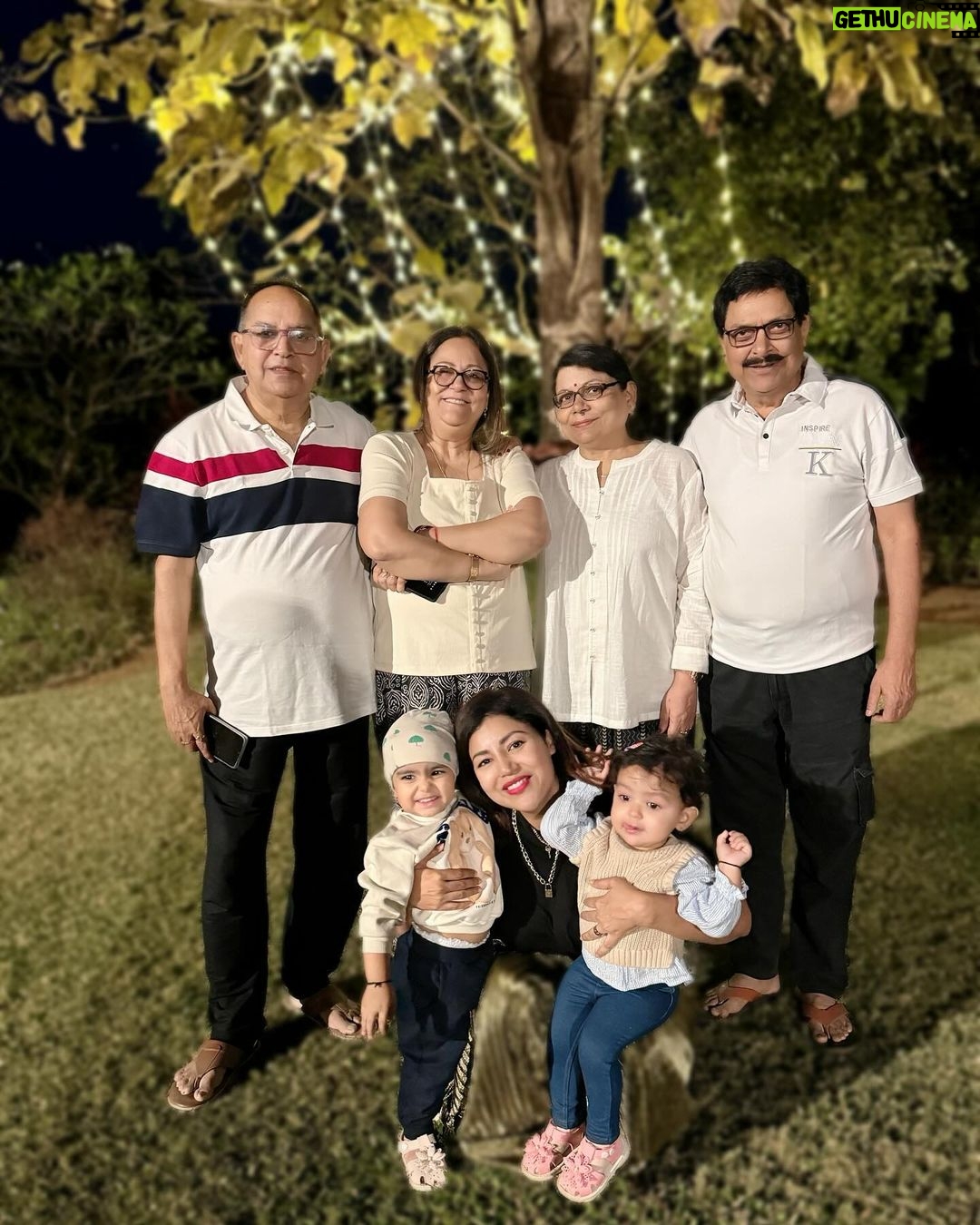 Debina Bonnerjee Instagram - They say unplug from time to time, so I took a bunch of my lovelies to unplug and celebrate life 🥰❤️🧿 Thank you team @saffronstays for the best stay, Mograa Laffaire Villa is going to definitely be my favourite in Alibaug ✨ . . . #FamJam #Celebration #SaffronStays