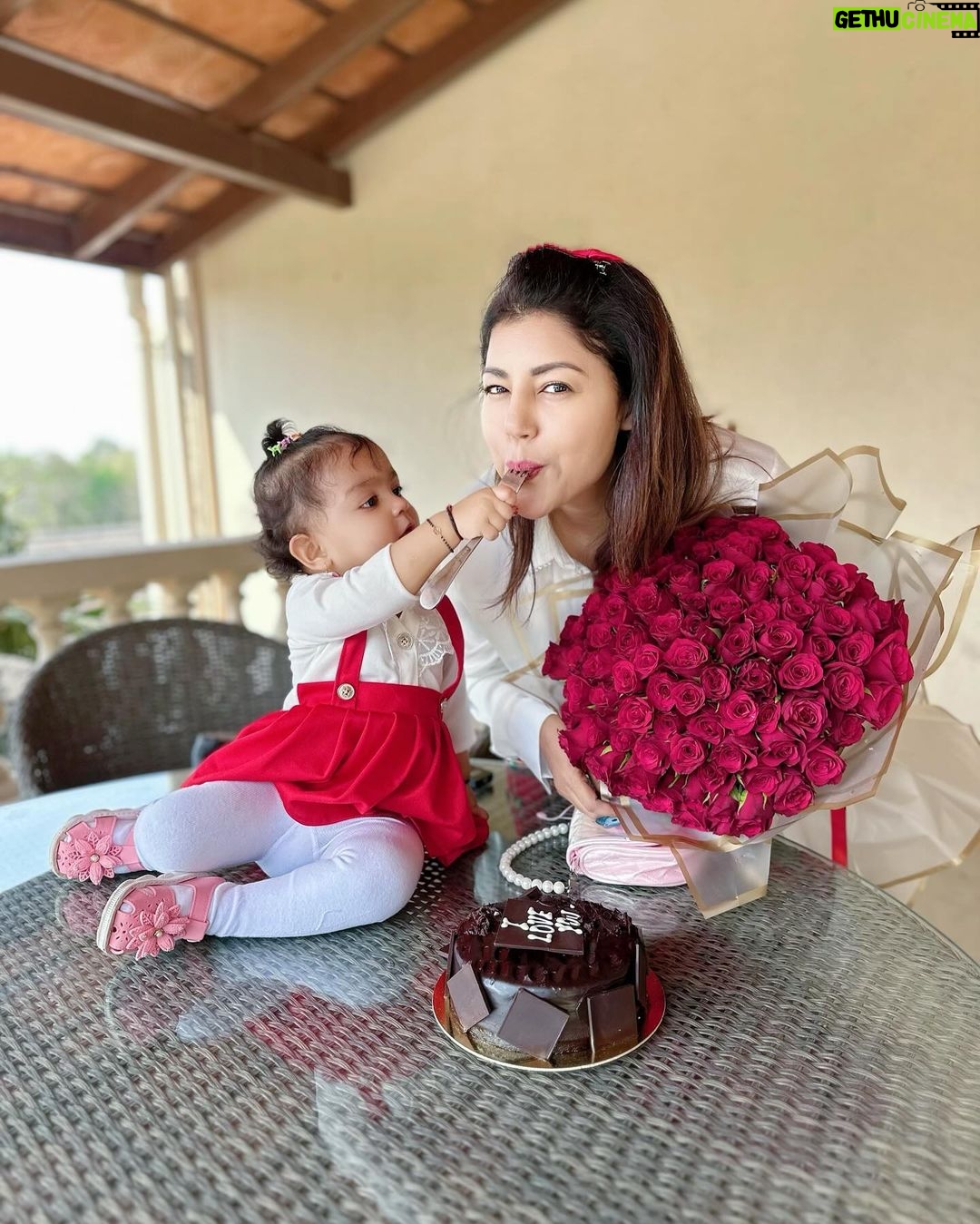 Debina Bonnerjee Instagram - They say unplug from time to time, so I took a bunch of my lovelies to unplug and celebrate life 🥰❤️🧿 Thank you team @saffronstays for the best stay, Mograa Laffaire Villa is going to definitely be my favourite in Alibaug ✨ . . . #FamJam #Celebration #SaffronStays