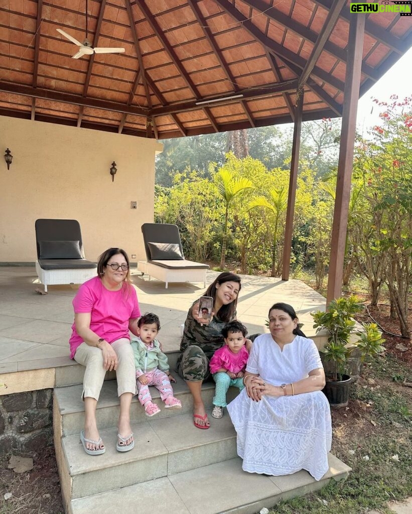 Debina Bonnerjee Instagram - They say unplug from time to time, so I took a bunch of my lovelies to unplug and celebrate life 🥰❤️🧿 Thank you team @saffronstays for the best stay, Mograa Laffaire Villa is going to definitely be my favourite in Alibaug ✨ . . . #FamJam #Celebration #SaffronStays
