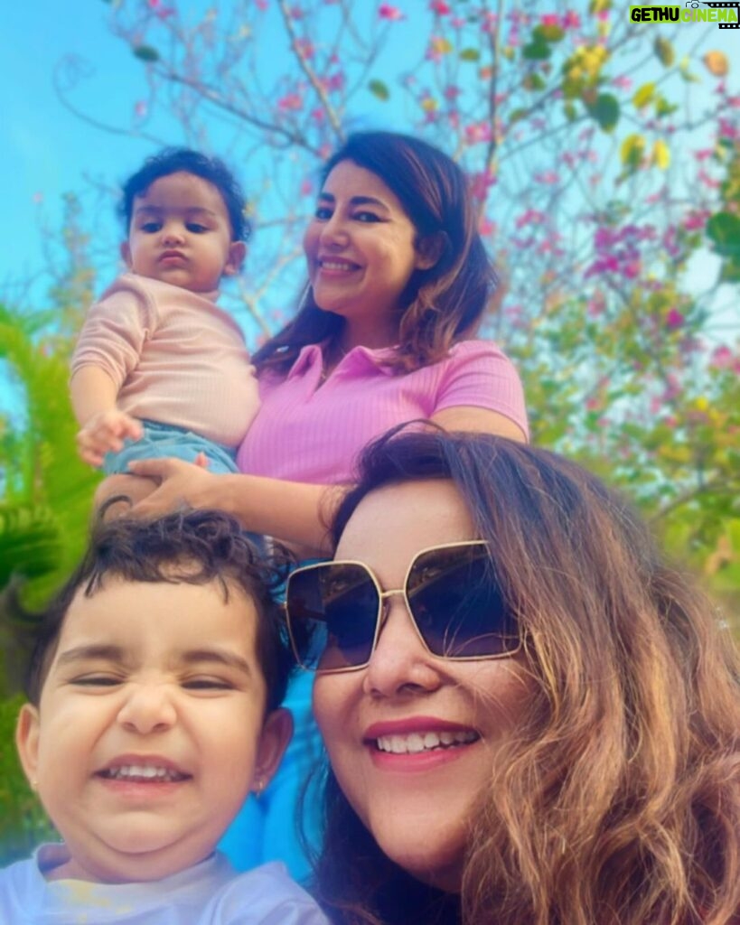 Debina Bonnerjee Instagram - They say unplug from time to time, so I took a bunch of my lovelies to unplug and celebrate life 🥰❤️🧿 Thank you team @saffronstays for the best stay, Mograa Laffaire Villa is going to definitely be my favourite in Alibaug ✨ . . . #FamJam #Celebration #SaffronStays