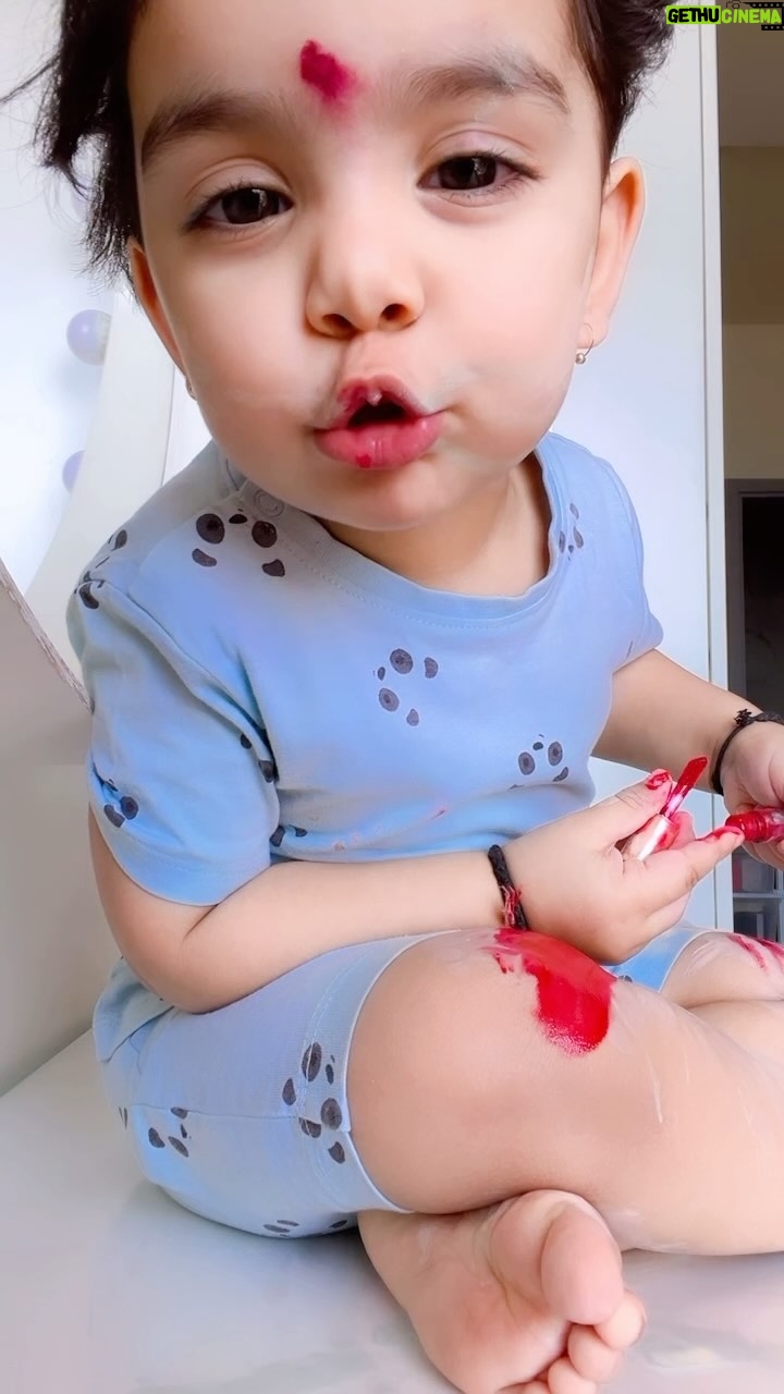 Debina Bonnerjee Instagram - In every Makeup mishap lies a beautiful opportunity… an opportunity to bond, so grab it quickly 😍🥰🥰🥰 . . . #momlife #empowerment #makeupmagic