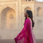 Deepika Venkatachalam Instagram - “இரு இரு உயிர் தத்தளிக்கையில்… வழிசொல்லுமா கலங்கரையே🎵 உனதலைகள் எனை அடிக்க கரை சோ்வதும் கனாவில் நிகழ்ந்திட”🎶🧿 The day I took “Inga iruku daa Agra” seriously and traveled all the way overnight just to see his happy smile 🫶🏼🥹 Wearing @sha_.label 🌟 📸 @keshu_hariharan @mukesh__dm Just 2 days to go for the full video!!! Are you guys ready?? 🥹 Taj Mahal, Agra, India