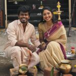 Deepika Venkatachalam Instagram - இனிய பொங்கல் திருநாள் நல்வாழ்த்துக்கள் 🏡✨ Harvesting love together on our thala pongal 🫶🏼❤️ Had a simple, traditional, beautiful, and love filled thala pongal with family and, ofcourse tummy full sakkara Pongal and Vadai. hehe Loved every moment of dressing up & getting things ready to celebrate today and so excited to tell you guys everything. 🏃‍♀️ Until then, ellarum chamathu ah have sakkara pongal, karumbu and enjoy the holidays oggaaaiii?? 💭 . #RnD #ThalaPongal #Sakranti