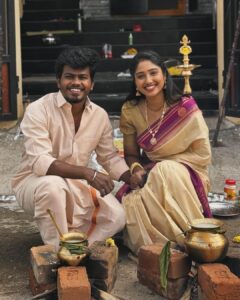 Deepika Venkatachalam Instagram - இனிய பொங்கல் திருநாள் நல்வாழ்த்துக்கள் 🏡✨ Harvesting love together on our thala pongal 🫶🏼❤️ Had a simple, traditional, beautiful, and love filled thala pongal with family and, ofcourse tummy full sakkara Pongal and Vadai. hehe Loved every moment of dressing up & getting things ready to celebrate today and so excited to tell you guys everything. 🏃‍♀️ Until then, ellarum chamathu ah have sakkara pongal, karumbu and enjoy the holidays oggaaaiii?? 💭 . #RnD #ThalaPongal #Sakranti