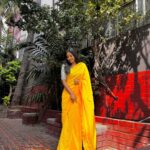 Deepika Venkatachalam Instagram – A saree like sunflower🌻 ft. @izhaimadras 💛

Tell me an outfit that is more elegant than a handloom cotton saree & a contrast blouse, I’ll wait!😌

It’s been so long since I posted a sare post and pictures took on phones. ( quality quality nu phone shot pics ah madhikradhey ila ) 

But this set of pictures were taken by Mr.D, so keeping all our principles & ethics konjam oraama and posting it, because this feels like my most beautiful picture ever! 🙈 ( orey the shy) 

Me in my fav outfit & pictures taken by my fav human. Vera enna venum?🥹

Wore this to shoot a different kind of content. Hope you’ll like it. You should, ogaiii ? 😌
.
📸 @raja_vetri_prabhu_ 
.
#deepika #RnD #saree #HandloomSaree