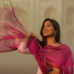 Deepika Venkatachalam Instagram - “இரு இரு உயிர் தத்தளிக்கையில்… வழிசொல்லுமா கலங்கரையே🎵 உனதலைகள் எனை அடிக்க கரை சோ்வதும் கனாவில் நிகழ்ந்திட”🎶🧿 The day I took “Inga iruku daa Agra” seriously and traveled all the way overnight just to see his happy smile 🫶🏼🥹 Wearing @sha_.label 🌟 📸 @keshu_hariharan @mukesh__dm Just 2 days to go for the full video!!! Are you guys ready?? 🥹 Taj Mahal, Agra, India