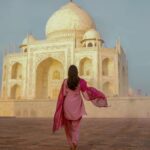 Deepika Venkatachalam Instagram - “இரு இரு உயிர் தத்தளிக்கையில்… வழிசொல்லுமா கலங்கரையே🎵 உனதலைகள் எனை அடிக்க கரை சோ்வதும் கனாவில் நிகழ்ந்திட”🎶🧿 The day I took “Inga iruku daa Agra” seriously and traveled all the way overnight just to see his happy smile 🫶🏼🥹 Wearing @sha_.label 🌟 📸 @keshu_hariharan @mukesh__dm Just 2 days to go for the full video!!! Are you guys ready?? 🥹 Taj Mahal, Agra, India