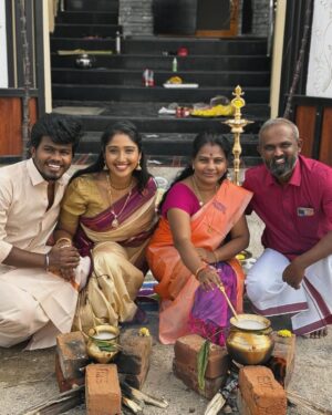 Deepika Venkatachalam Instagram - இனிய பொங்கல் திருநாள் நல்வாழ்த்துக்கள் 🏡✨

Harvesting love together on our thala pongal 🫶🏼❤️
Had a simple, traditional,  beautiful, and love filled thala pongal with family and, ofcourse tummy full sakkara Pongal and Vadai. hehe 
Loved every moment of dressing up & getting things ready to celebrate today and so excited to tell you guys everything. 🏃‍♀️

Until then, ellarum chamathu ah have sakkara pongal, karumbu and enjoy the holidays oggaaaiii?? 💭
.
#RnD #ThalaPongal #Sakranti