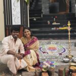 Deepika Venkatachalam Instagram - இனிய பொங்கல் திருநாள் நல்வாழ்த்துக்கள் 🏡✨ Harvesting love together on our thala pongal 🫶🏼❤️ Had a simple, traditional, beautiful, and love filled thala pongal with family and, ofcourse tummy full sakkara Pongal and Vadai. hehe Loved every moment of dressing up & getting things ready to celebrate today and so excited to tell you guys everything. 🏃‍♀️ Until then, ellarum chamathu ah have sakkara pongal, karumbu and enjoy the holidays oggaaaiii?? 💭 . #RnD #ThalaPongal #Sakranti