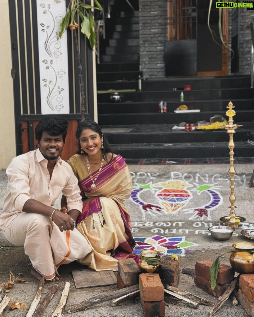 Deepika Venkatachalam Instagram - இனிய பொங்கல் திருநாள் நல்வாழ்த்துக்கள் 🏡✨ Harvesting love together on our thala pongal 🫶🏼❤️ Had a simple, traditional, beautiful, and love filled thala pongal with family and, ofcourse tummy full sakkara Pongal and Vadai. hehe Loved every moment of dressing up & getting things ready to celebrate today and so excited to tell you guys everything. 🏃‍♀️ Until then, ellarum chamathu ah have sakkara pongal, karumbu and enjoy the holidays oggaaaiii?? 💭 . #RnD #ThalaPongal #Sakranti