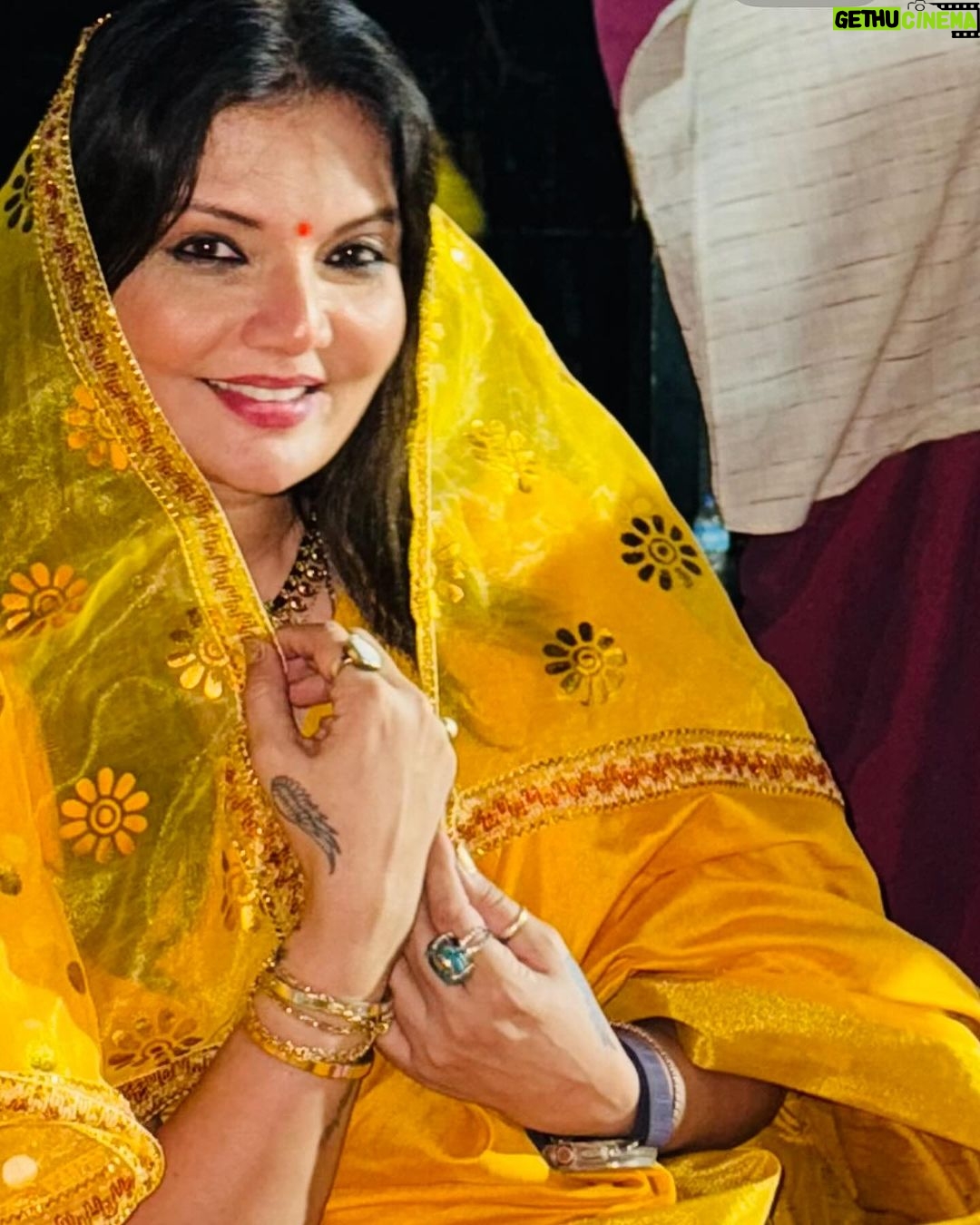 Deepshikha Nagpal Instagram - Too blessed to be stressed ❤️. . . #smile #goodmorning #happiness💕 #yellow #love #saree #beautiful iful