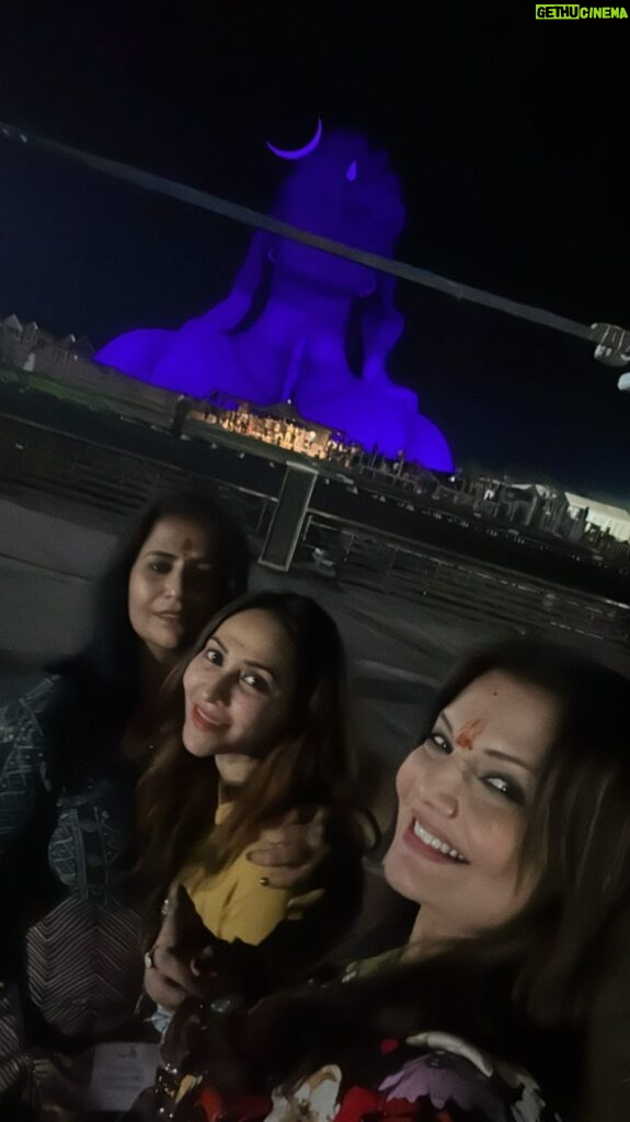 Deepshikha Nagpal Instagram - Friends don’t let friends do silly things alone.. . Way to our Spritual journey. We do everything together. Blessed #madness #fun #masti #bond #friends #satguru #ishafoundation #picnic