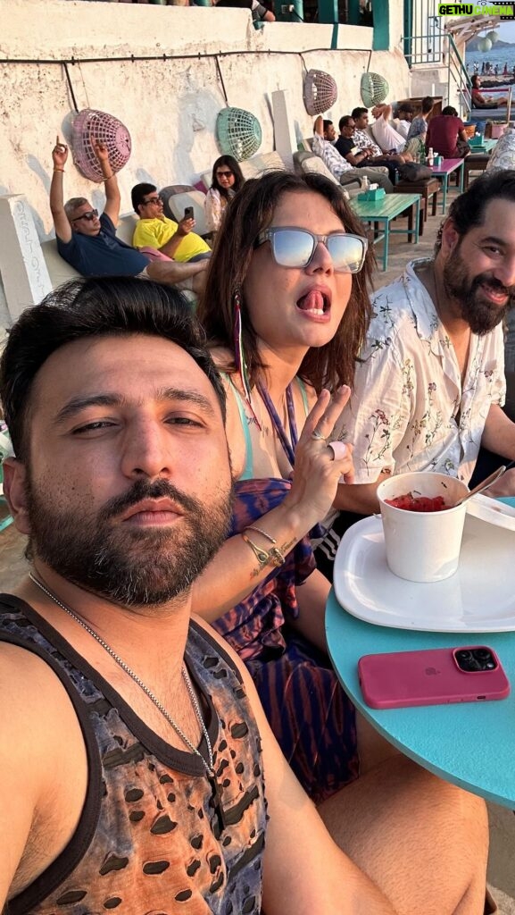 Deepshikha Nagpal Instagram - Anything is possible when you have the right people there to support you.” — ... . . . #happiness💕 #smile #friendship #bond #holidays #goadiaries