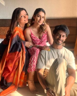 Deepshikha Nagpal Instagram - Today, I’m dedicating Valentine’s Day to those who hold my heart in a different way @deepshikha.nagpal @sehban_azim 💖

#ValentinesDay #FriendshipLove #Gratitude #sehbanazim #deepshikhanagpal #shivangiverma #instagram #friends