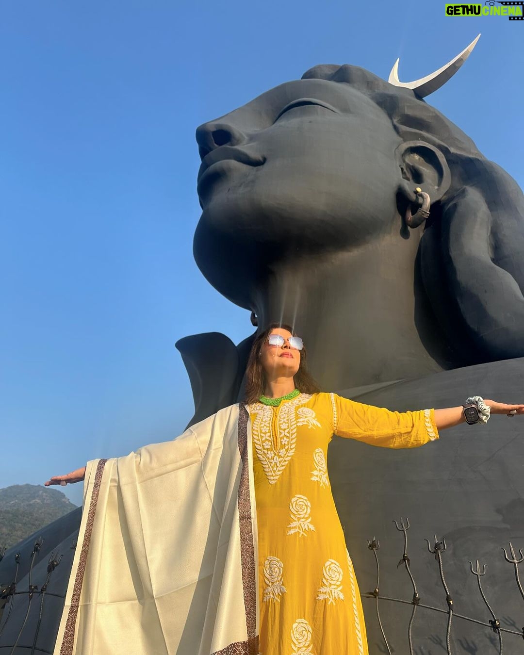 Deepshikha Nagpal Instagram - Embrace your inner strength and conquer the challenges that come your way. Har Har Mahadev!” . . . . #harharmahadev🙏 #shivay @isha.foundation @consciousplanet #blessed