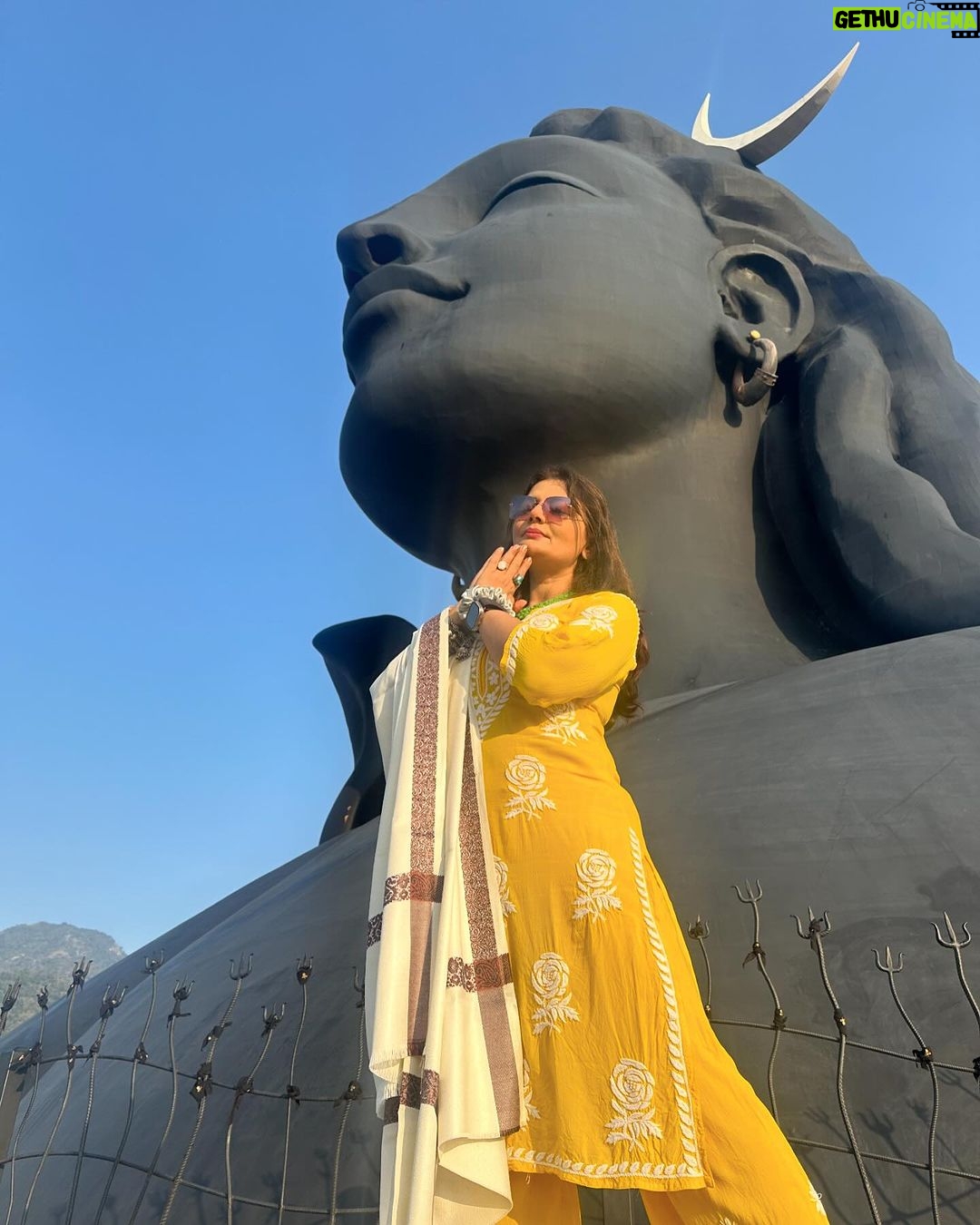 Deepshikha Nagpal Instagram - Embrace your inner strength and conquer the challenges that come your way. Har Har Mahadev!” . . . . #harharmahadev🙏 #shivay @isha.foundation @consciousplanet #blessed