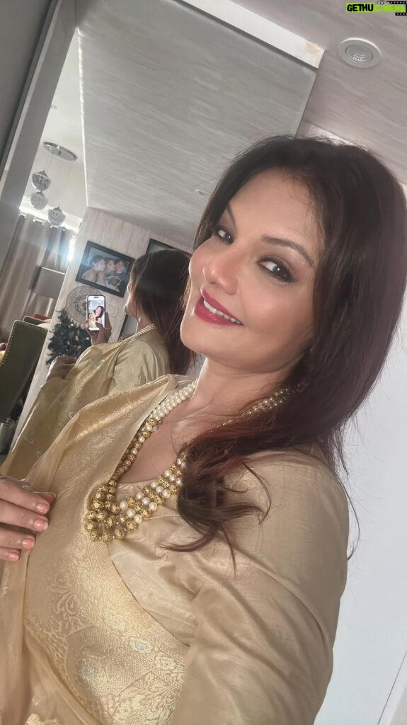 Deepshikha Nagpal Instagram - Sometimes you have to give up on people. Not because you don’t care, but because they don’t.. . . #loveyourself #smile #happiness💕 #fun #trendingreels #reelsinstagram #saree #blessed
