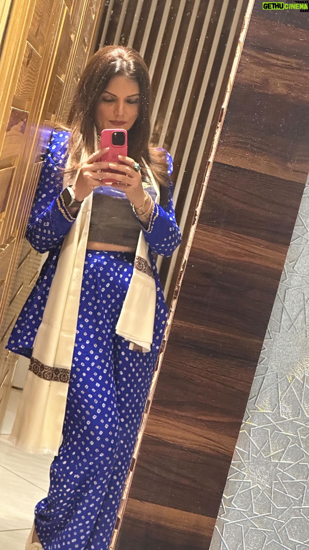 Deepshikha Nagpal Instagram - YOU CAN’T CONTROL OTHER PEOPLE, BUT YOU CAN CONTROL THE ENERGY YOU GIVE TO THEM.. . . #goodmorning #haveaniceday #happysunday #vibe #chill #happines #fun #❤